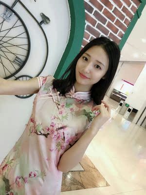 过来追加下，今天跟男朋友去看电影，男朋友说让我以后经常穿旗袍，他很喜欢，我也很喜欢，这件衣服我很满意，衣服的质量是真丝的，花色也比较清新淡雅，还带点小可爱，哈哈，我感觉很适合我这种小清新可爱的，男朋友说我穿旗袍要比我穿平时的衣服好看，还显身材，我猜所有的男的都是这种看法吧，嘿嘿，建议其他美女不用犹豫了，质量和版型特别好，而且还能让男朋友越来越喜欢，嘻嘻，看好这家，过几天情人节，男朋友说要来这家买，送我一条，好开心