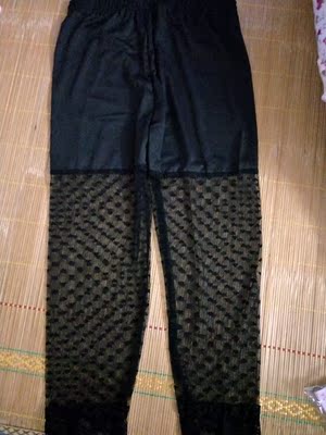 很漂亮的一款打底裤。已是第二次购买,超级喜欢容易搭配衣服。 很漂亮的一款打底裤。已是第二次购买,超级喜欢容易搭配衣服。