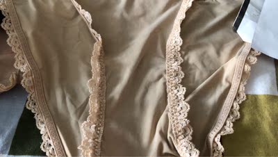 质量还不错,网纱也很柔滑.摸着滑滑的布料。无色差。 质量还不错,网纱也很柔滑.摸着滑滑的布料。无色差。