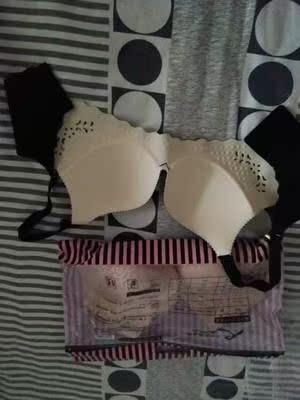 收到后第一感觉满高大上的包装～打开后东西果然没有失望～材质很不错穿着很舒服！质量超级好，做工还有穿上舒服感都很好很好。