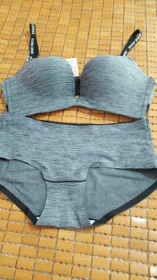 内衣收到不错，还送了个粉色包包😁