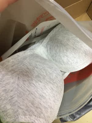包装挺好的，盒子外边还有外包装袋，可以说是非常棒了。快递也很给力，还在客服那儿领了二十块的优惠券，我觉得十分十分十分十分划算，这个价格已经很亲民了。收到快递第一件事当然是拆开啊，拆开盒子里面还有一个包装袋，然后内衣也摆放整齐没有破损，然后这个好像都是纯棉的内衣内裤，内衣里面好像塞了海绵，买的时候没注意，摸的时候感觉下面很厚，上面挺薄的，而且有聚拢的效果感觉🌚好了就这样了，可以入手
