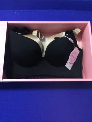 一下子买了两套，回来洗了就穿了，没有钢圈不勒很舒服，聚胸效果很好，很满意的一次购物，h