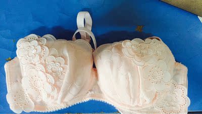 开包的时候特别惊喜 全是小花花 很粉嫩 穿上去的时候很舒服 有聚拢效果