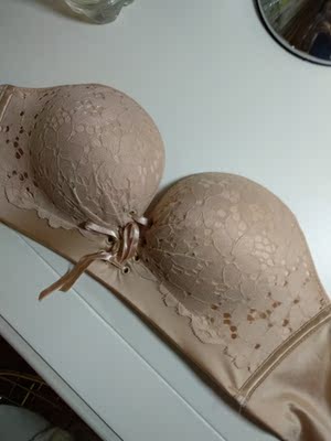 看到买家秀里面好多拍的肤色都是发粉的，其实不偏粉喔，质量不错，关键是真的不怎么掉喔，下次再入其他颜色的