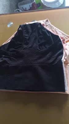 拍了四条，有三条大小一样，最下边的米色的也太大了！根本不能穿！只能扔掉！为啥大小不一样啊！你们是故意把大的夹到里面充数的吗？而且那条大的质量也和其他的不一样！很不好的！