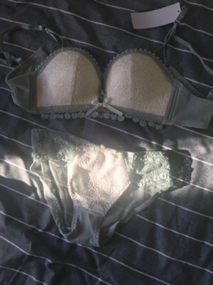 穿了效果很好，码数很准，可以大胆的买平时穿的大小，重要是穿起来很舒服啊，面料也是很舒服的，很亲肤，很柔软。而且做工精致，没有色差，就是自己想要的颜色。而且就算是下水也没有异味的。没有变形的现象。面料是很舒服，胸垫手感好不容易变形，真是特别好的一款内衣，没钢圈的果然很舒服。面料柔软贴身很舒服，做工精细，很舒适清爽，，又舒服又安全，夏天穿很合适，服务态度也很好，客服也是有问必答，解答非常有耐心，推荐的尺码也挺合适的，真是物超所值啊。