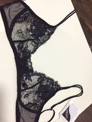 是这个系列里面购买的最开心、最舒服的一款。颜色是偏亮的黑色，完完全全薄薄一块布，不存在什么爆乳、上托、包裹副乳的情况&hellip;坦白来讲，这件内衣可能还存在挤压扁的胸部，模特图有点类似，本来胸看着还好吧，感觉自己穿了被压扁了，乳沟本来还挺明显的，穿上身就没了。露点激凸可能存在，奈何就是喜欢貌美的，就保留了