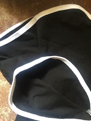 质量挺不错的。就是希望穿着不会卷边。一卷边的话穿着又难受又难看。 质量挺不错的。就是希望穿着不会卷边。一卷边的话穿着又难受又难看。