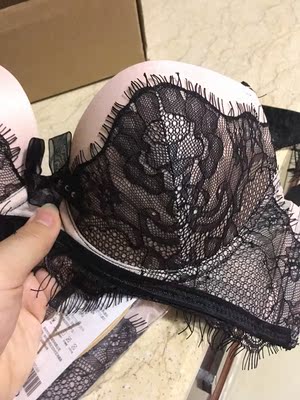 细节都做的很好啊,这个睫毛蕾丝真的很软,内里布料很舒服,包装整个粉嫩嫩很少女!喜欢喜欢,穿一段时间来追评。 细节都做的很好啊,这个睫毛蕾丝真的很软,内里布料很舒服,包装整个粉嫩嫩很少女!喜欢喜欢,穿一段时间来追评。