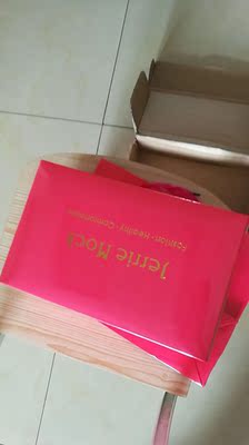 家里一件露肩连衣裙配这款再好不过了，刚收到货就迫不及待的的试穿了一下，面料很柔软，穿着也不易下滑，关键很聚拢，搭配衣服美美哒