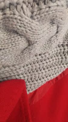 建议还是买灰色的！黑色感觉粘灰很明显！不要穿颜色深的外衣，我红色的大衣染上了这个灰色！在不清楚是那个会掉色或者拓色！