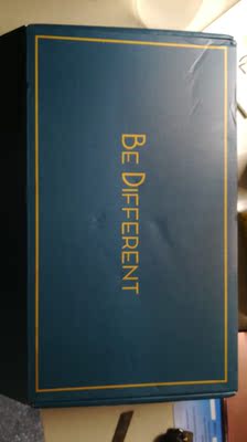 刚刚收到这套内衣，洗好来评价。第一次这么认真评价，毕竟等了这么久。先说说优点，不厚，挺薄的，聚拢效果也还可以，洗了也不褪色，边边不刺人，包装是挺好的，一个专门的盒子，内衣不会在运输过程中收到挤压之类的。再说说缺点，发货真的太慢了，为啥我开始买的时候没看到是预售款，而且客服开始也没说是预售款，后来我等着等着问，然后才告诉我，虽然物流很快，但是它发货慢。然后内衣不收副乳。内衣总的来说还行，毕竟不贵。