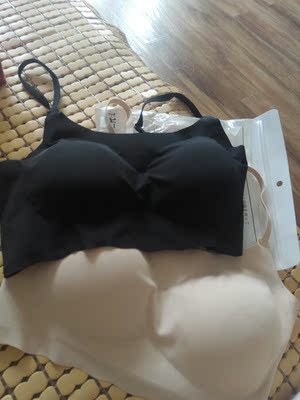 手感丝滑程度不及我之前买的49两件的。但做工没毛病，个人觉得值得购买。粉色就是肤色，挺好看的！以前在天猫淘宝上买东西，都是系统自动好评，花了有好多好多钱，后来才知道淘宝评论得积分可以涨淘气值时，才知道评论的重要性。。。。