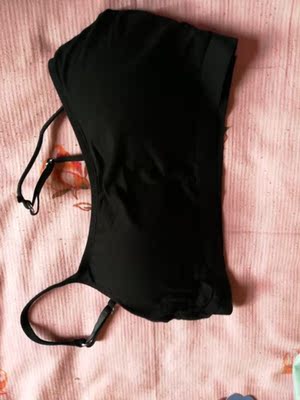 这款内衣0束缚0压力很轻薄，很喜欢，弹力比较大，穿着很舒适，无钢圈的舒适度很高，弹性十足一点都没有紧绷感，聚拢效果很好，感觉比一般内衣舒适感好很多，没有褪色，机洗手洗都不会变形哒，无异味、首先面料柔软，整体效果挺美，价格合理，并且性价比很高，摸上去手感非常的不错，手感特别好呢，那些比他贵不少的感觉质量上还是手感上都没有他好，尤其是穿到身上，大爱哟，质量用料都让人安心，穿着更舒心，布料柔软舒适，做工精细，尺码准确，发货物流速度快，不愧是正规大厂大牌，注重的就是用户的口碑，穿起来，挺舒适的，大小合身，感觉刚刚好，有需要再来。