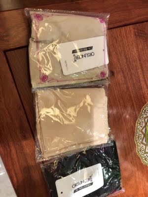 宝贝和描述的一样，包装完好无损！面料非常舒服，滑滑的，冰丝的穿上非常舒服， 一点也不勒，大小也刚好合适，比店里买便宜多了！掌柜态度很热情，有问必答，回 复也很快，我问了不少问题，他都不觉得烦，都会认真回答我，这点我向掌柜表示由 衷的敬意，这样的好掌柜可不多!下次需要的时候我还会再来的，到时候麻烦掌柜给 个优惠哦！也非常感谢快递小哥，在这么热的天气里，还给我送到家里，给他点个赞