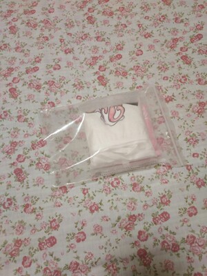 纯洁又色气的内内，与描述的一致，非常满意,真的很喜欢，完全超出期望值，颜控的我都没舍得拆包装😂😂等到要干坏事的时候再拆封！发货速度很快了，包装非常仔细，卡哇伊，变态款。。。看到自己湿润，也是没毛病了！！期待男票的反应呢