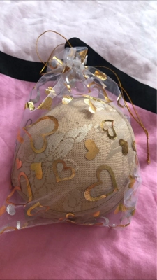 刚需品，最近天不是那么晒了，穿着吊带去海边玩真好。买回来试了试，刚好，味道不大，还很贴。穿着吊带几乎看不出来，又避免了尴尬。