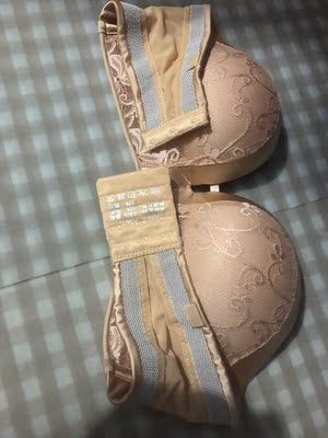 质量特别好  性价比高  穿上很舒服也很聚拢 对小胸很友好啊  而且还有防滑带根本不用担心会掉下去的 还打算入手一个黑色的 以后会继续关注亲家的啦