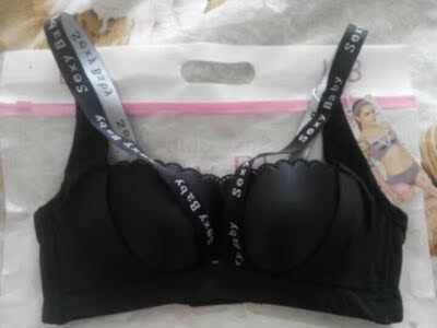 内衣很漂亮，这个价格觉得比商场里买的质量都好，质感亲肤，面料很柔软，清洗不掉色，不紧绷，特别适合，之前买的那些会往下掉，这个没有。厚度适中，值得购买的产品，推荐推荐。很柔软，正好现在天气穿。还送了加长扣，对于我这样的来说太好了，因为一直在长胖，特别划算。好评好评!