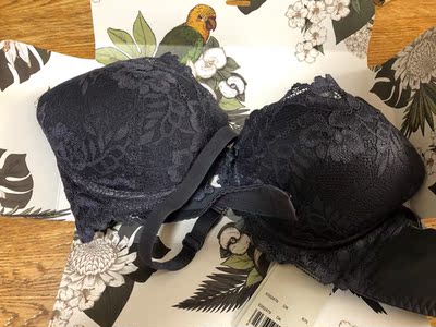 黛安芬内衣质量还是不错的，一直有口碑，买了很多套，只是内衣设计觉得还应该更轻薄好看，薄款海绵还是有点厚的，可能现在更喜欢自然胸，觉得托太高不好看。期待更多新款设计。