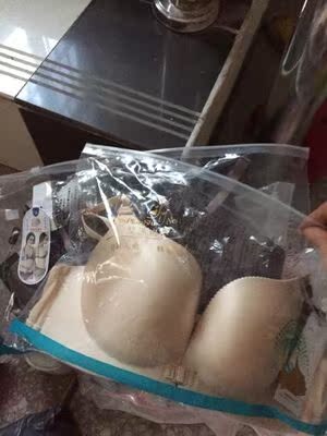 这个买的肤色，适合配衣服，很美，拿回来就迫不及待的打开了，很满意，这款也很喜欢，做工也好，比以前在京东上面买个要便宜，而且质量也比他们的好，穿上很舒服，透气又美观，喜欢的亲赶紧下手吧  