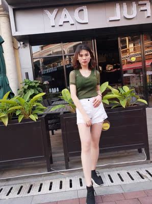 衣服bling bling好好看耶 超喜欢 面料也不扎人 V领设计很美腻 随便搭配都很ok 出去约会回头率会很高 哈哈 喜欢