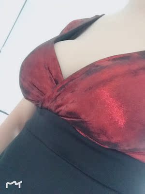 超显胸大，就是裙子后摆太短了，感觉走路就要走光一样，要配打底裤