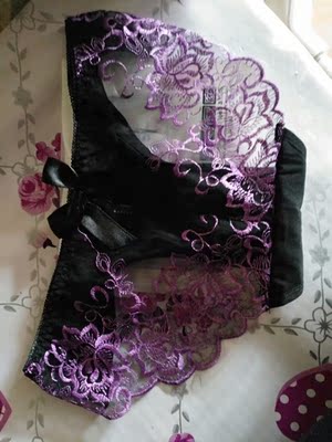 一点弹力都没有，适合100斤以里的小瘦子穿，个高夸宽的一定勒的慌，网纱穿上估计还点皮肤痒