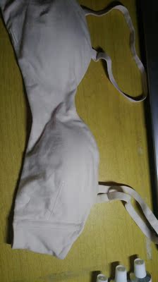 超级超级舒服的布料，包装也很用心，一开始有点担心半杯会不会露，看来还是高估了自己的胸的大小，很合适，穿了的感觉像没穿的舒适度一样，第一次买内外的内衣，对于学生来说还是有点小贵，但内衣不马虎，会再来买的（存够钱，有打折的时候）海绵可以拆，肩带不能拆