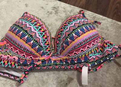 色差实在太大了，图片颜色偏粉比较淡。实物颜色太鲜艳了。懒得退