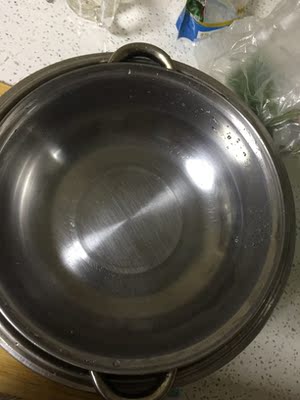 清洁膏真的好好用呀。盖着锅盖煮东西水煮干了锅盖变成这样了，买了清洁膏回来立马就用了。不锈钢的锅子在明火上煮就会变成这样。