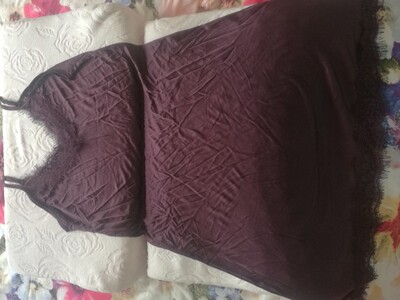 穿了以后才来评价，确实是桑蚕丝的，穿上滑滑的，凉凉的，感觉真好。