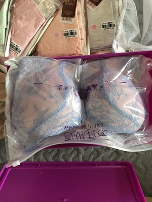 这款聚拢效果非常好，颜色也很漂亮，本来看图片以为是很厚的款，其实一点也不厚，肩带是比较窄的，活动买很划算，值得购买。