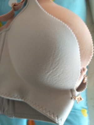 这个内衣真的太好了，穿在身上很舒服，聚拢效果也很好。比我之前买的都好看，漂亮。美美哒。穿衣服胸型都出来了。真的很值得购买，这个价格很值。