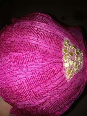 不是大红，是紫红