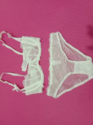 内衣超级美，蕾丝质量很好，穿着柔软舒服。罩杯大小刚刚好，把胸型衬托得很好看。非常有高级感。大爱这套文胸。