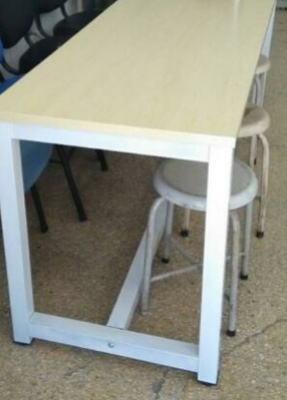 卖家很好，特意定制的尺寸，店家还给加了横梁，稳固性很好。桌面颜色也很漂亮，很满意的一次购物。