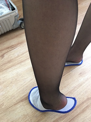 开口大小适中 好看 舒适度也OK 只是一条袜子N个洞 残次处理品的即视感 一小时报废 当成一次性丝袜穿都不够格 给差评真的不为过 卖家不易 给个中评 请勿扰 望今后提高产品质量