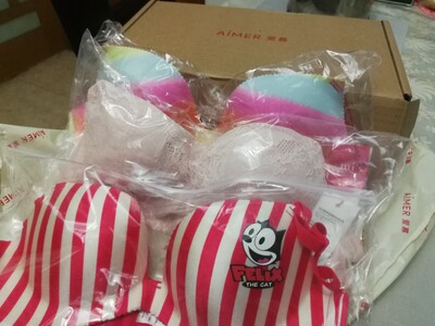 三件中唯一一件有钢圈的,不是正红色也挺好看,相对其他两件没那么帖~ 三件中唯一一件有钢圈的,不是正红色也挺好看,相对其他两件没那么帖~