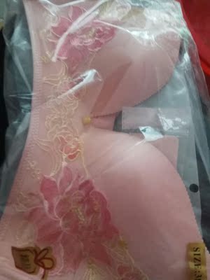 发货很快，实物和图片一样，没什么差别，罩杯不是很厚，适合现在穿，很漂亮，这个价位很优惠。