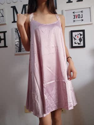 睡衣收到了，质量挺好的，颜色款式都和图片上一样，面料柔软舒服，贴身穿着舒服，款式性感但是又不会太露，喜欢