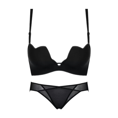 很显胸 聚拢效果超好 内裤很性感 有点不好意思穿哎 不过本来以为是可以做抹胸的 肩带拆了就不聚拢了 就当正常胸罩穿吧