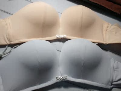 款式很喜欢，也挺聚拢，还送了透明肩带，很不错，满意的一次购物