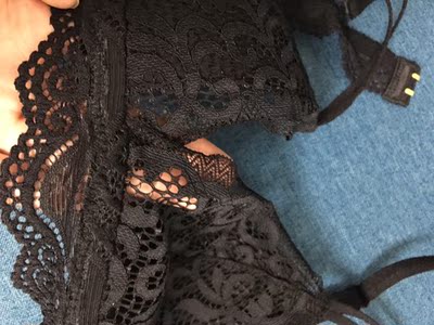 非常好看的内衣，薄的好舒服哟，黑色好搭配，其他颜色也不错。肩带也是新流行的双细肩带。总之满分呀！内衬里面也很好。没线头，做工也细致的。