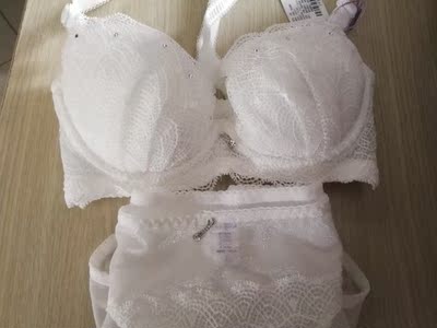 有点小，很聚拢，款式很好看。