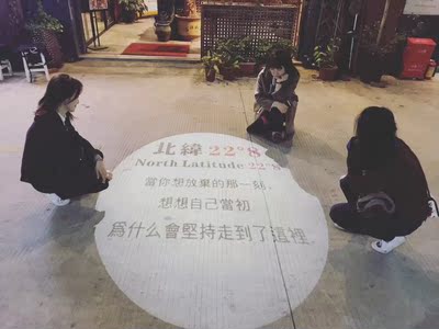 网上开始出现充满中国味道的隐喻式调侃。早早&ldquo;事了拂衣去，深藏功与名&rdquo;的李超人站在摩天大楼之上，俯瞰凡间，拈花一笑，一切尽在不言中。&ldquo;乃乘扁舟浮于江湖&rdquo;的范陶朱公携美人归去的图片也配上Jack马标志性的脸，笑声夹杂着叹息声，回荡在网上。一个&ldquo;普通人&rdquo;的一个小动作，成了鸡汤，社论，回忆，展望，引发着数亿人的狂欢。