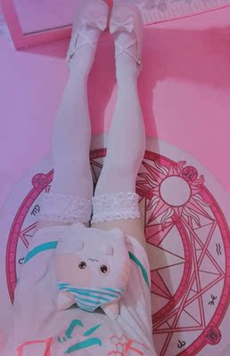 袜子超级舒服。关键是这个穿着不会滑落。而且超级日常的～已经试穿粗门过了，很满意～emmm，看图看图～