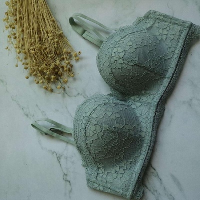 刚好家里草 实在太喜欢摆拍了下，这款穿起来刚合适，聚拢效果非常好，不会上下两边跑，舒服极了，好看，真的是大爱,买了两个颜色觉得这个蓝色比较好看，比黑色性感多了，黑色穿起来就比较普遍，这个颜色还是第一回尝试~