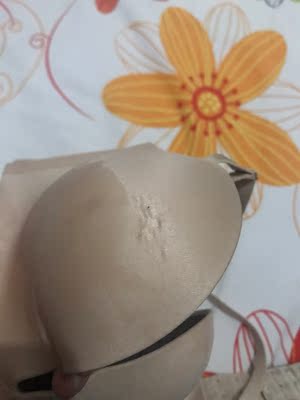 本来是奔着洪胖胖的推荐一次买了两件，但是，也太让人失望了。回来的时候先是没有标签，商家说可能是包装的时候忘记了。然后穿了两天准备清洗的时候就这样了。拜托，我外面穿的是棉白短袖，不是带刺的衣服好么！！之前买的230.240的某芬内衣，穿了一年多了蕾丝配件还都很好，这个是什么鬼&hellip;&hellip;